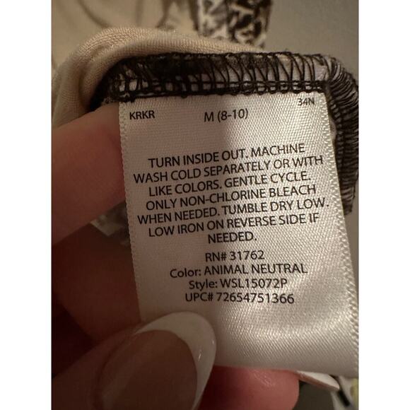 White Stagg Women’s Medium Leopard Print Brown and Tan Long Sleeve Blouse - Picture 13 of 14